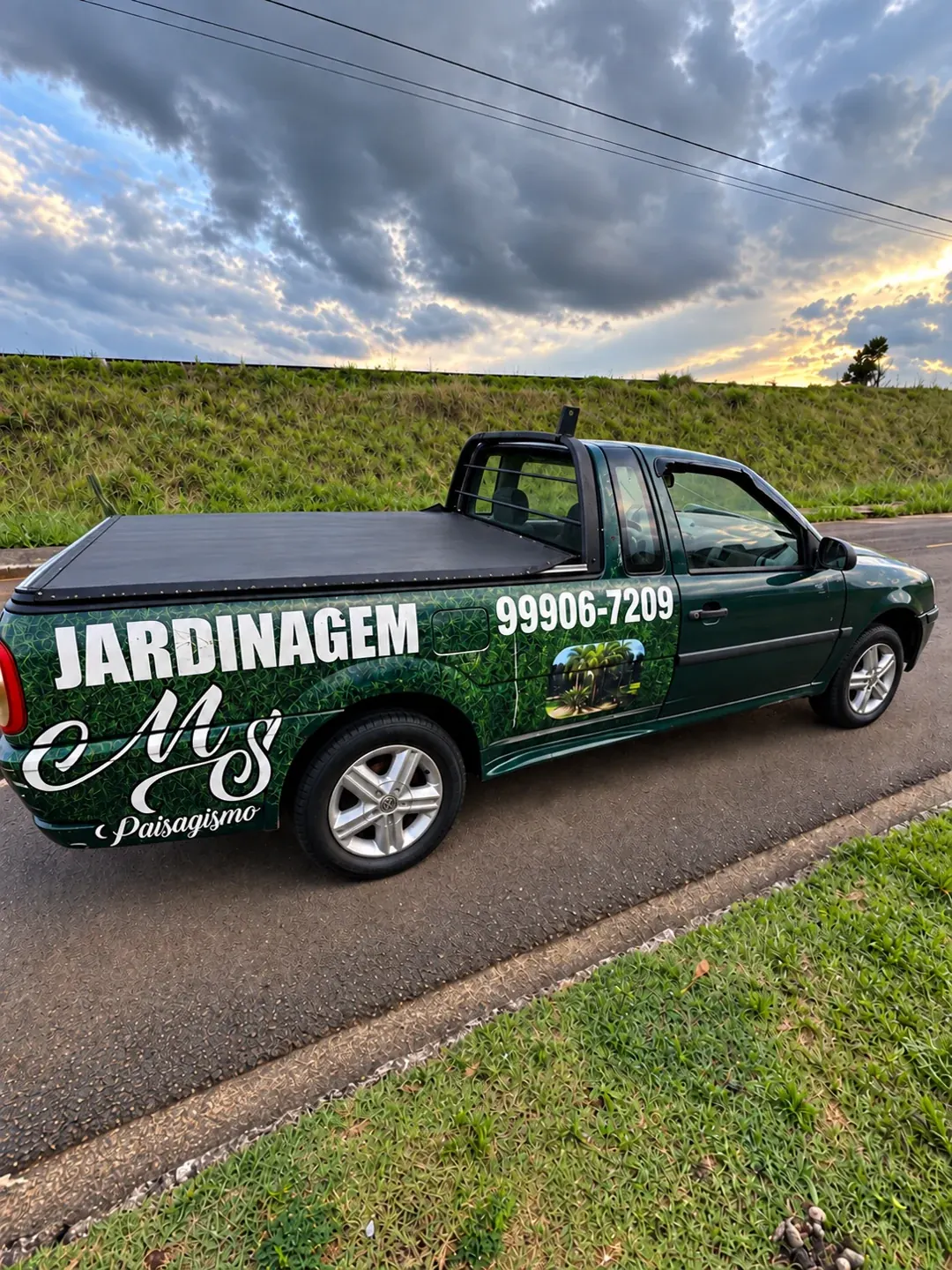 Camionete identificada com a marca MS Jardinagem e Paisagismo